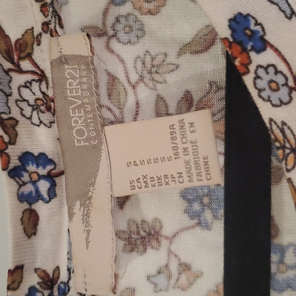 Forever 21 Contemporary Floral High Low Stretchy Shirt Size Small - Picture 3 of 5